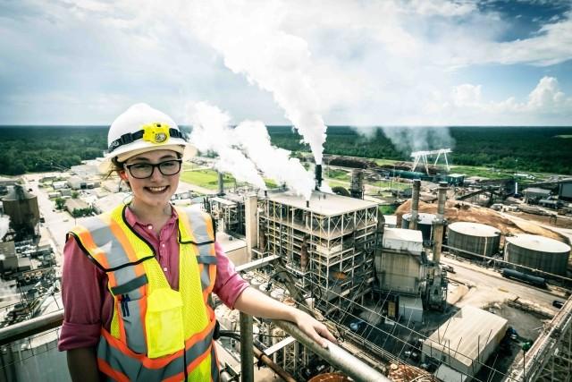 一个年轻的女工程师俯瞰着造纸厂